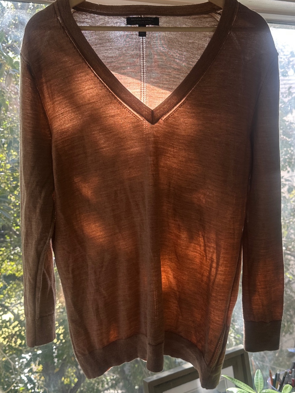 Banana Republic 100% merino wool Women's V-Neck Lightweight Tan Sweater